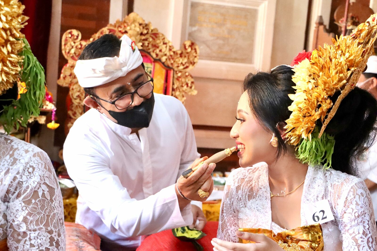 Wali Kota Denpasar turut menatah gigi salah satu peserta Mapandes atau potong gigi massal di Sanur Kauh, Jumat (29/7).